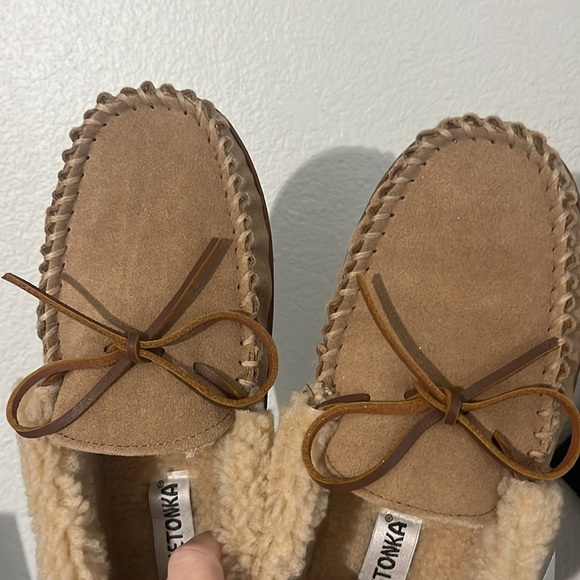 New Minnetonka Men’s Cade Lined Moccasin Slippers Cinnamon Size 10 NWT - Picture 7 of 8
